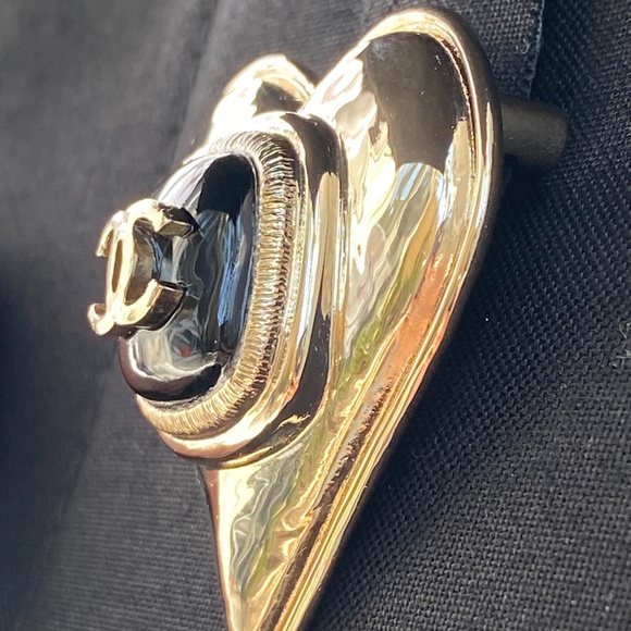 CHANEL 2021K GOLDEN TONE HEART METAL BROOCH WITH CC LOGO BLACK ENAMEL INLAY - Picture 13 of 15